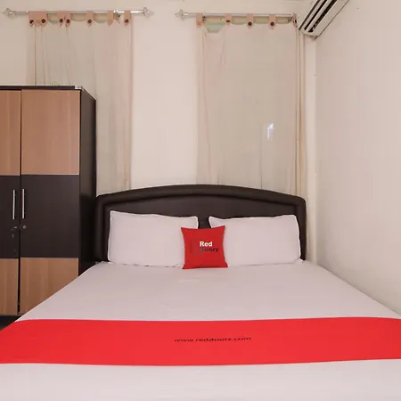 Reddoorz @ Jalan Bangka 2 Hotel